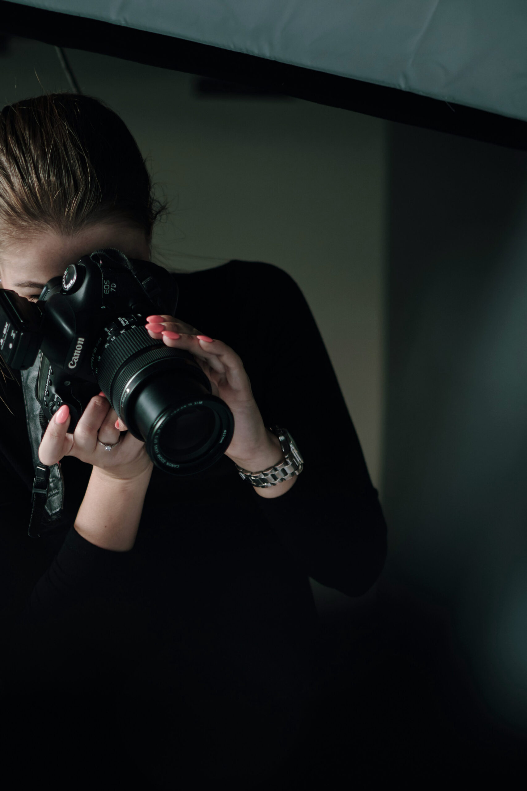 Une photographe travaillant sur un projet innovant du bureau d'étude Arche