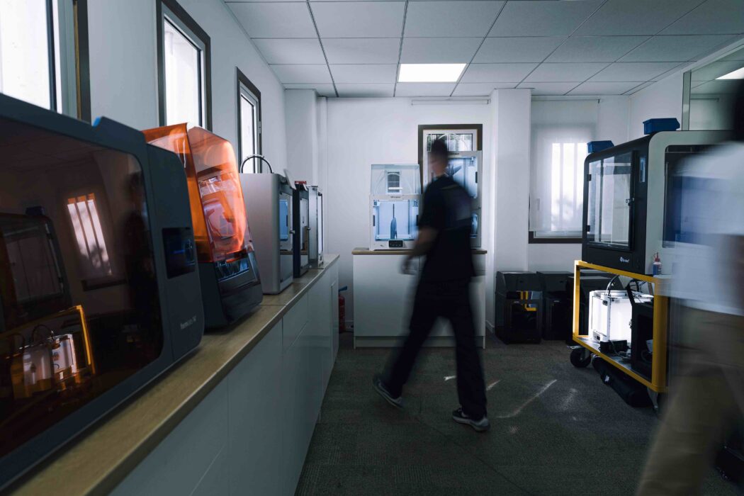 Vue artistique des locaux du bureau d'étude ARCHE, illustrant l’environnement de travail et les équipements d’ingénierie mécanique.