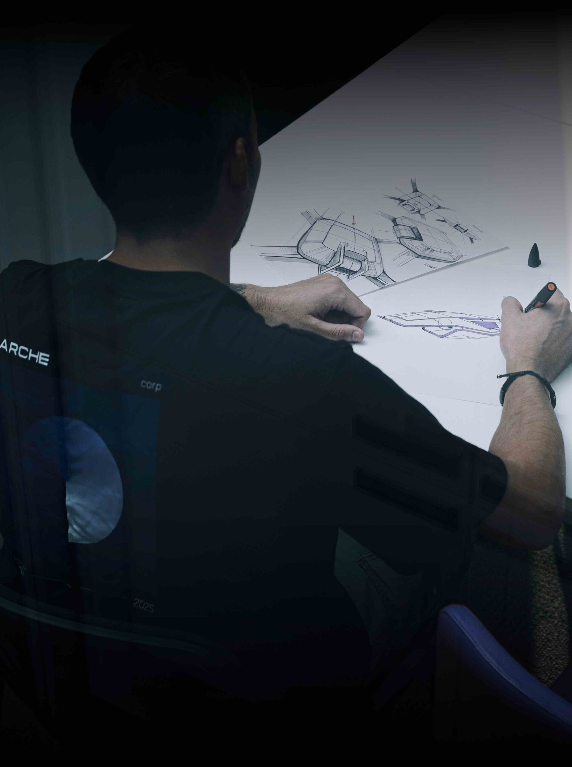 Designer du bureau d'étude ARCHE travaillant sur la conception d’un projet innovant, entre créativité et ingénierie.