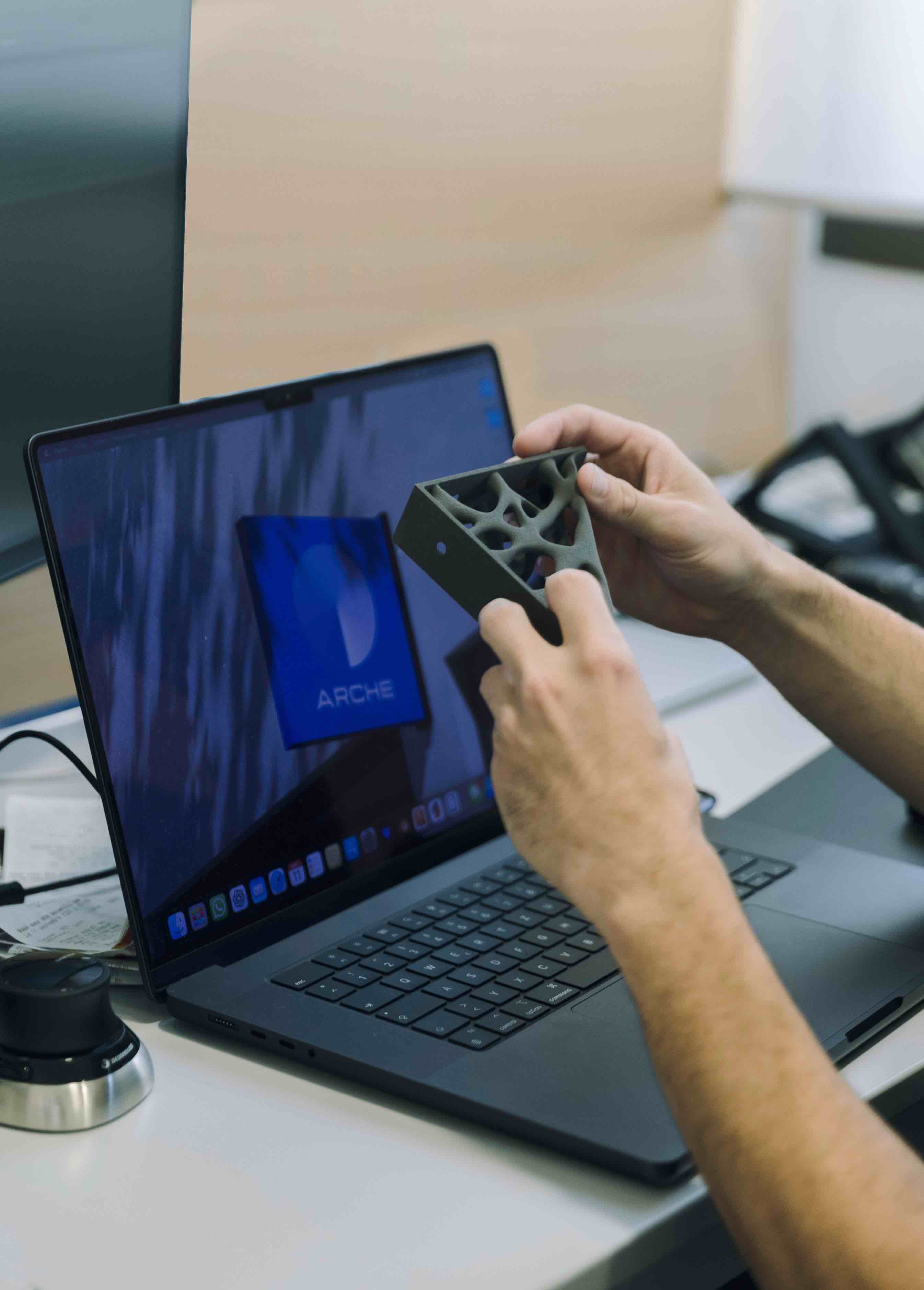 Ingénieur du studio ARCHE inspectant un prototype de produit fini dans le cadre du contrôle qualité.